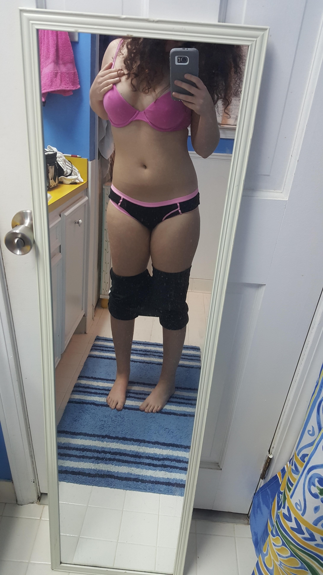 Молодуха с сочными сиськами позирует голышом в ванной 9 фотография Молодуха с сочными сиськами позирует голышом в ванной 9 фотография