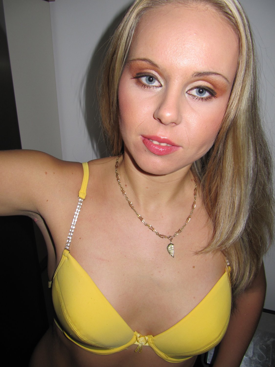 Голубоглазая девка в желтом белье светит бритой пилоткой 1 фотография Голубоглазая девка в желтом белье светит бритой пилоткой 1 фотография