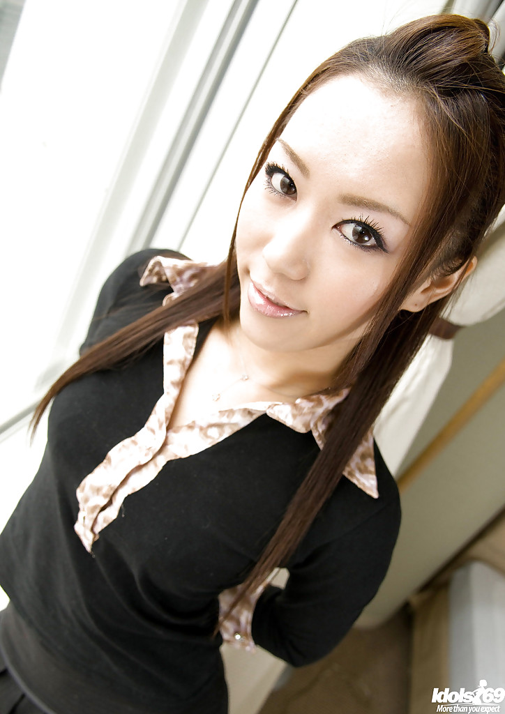 Узкоглазая брюнетка в розовом белье позирует на кровати 1 фотография Узкоглазая брюнетка в розовом белье позирует на кровати 1 фотография