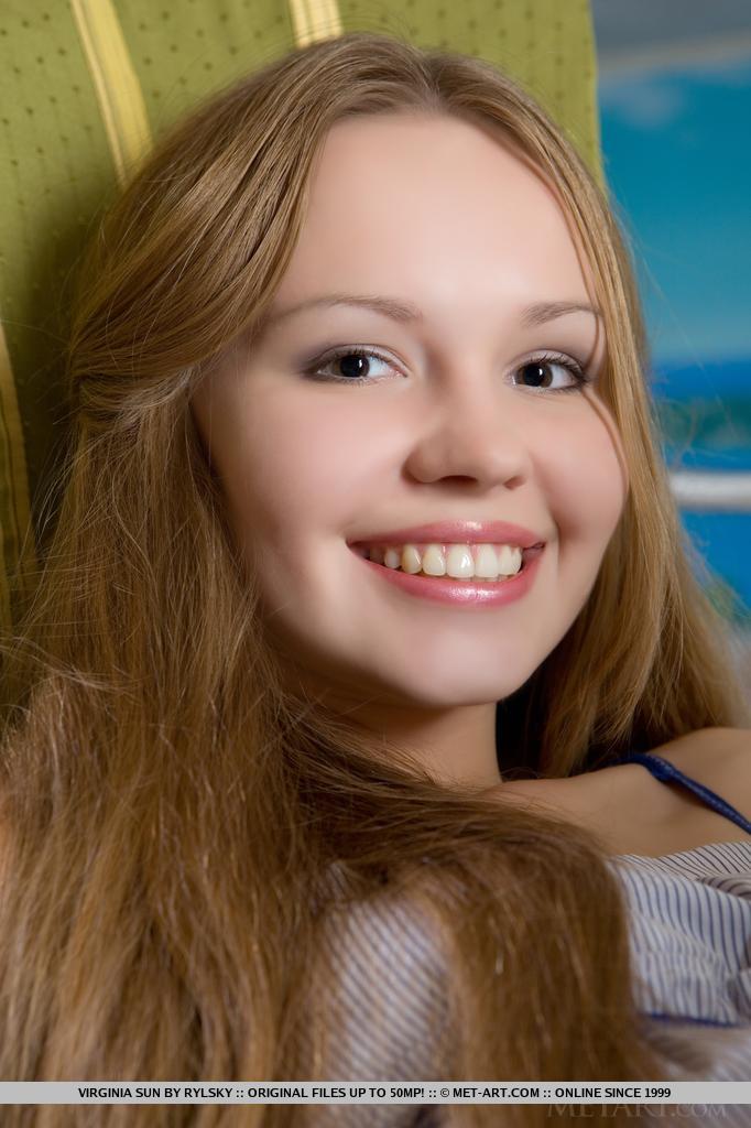 Virginia Sun с маленькими сиськами светит бритой пилоткой в разных местах 10 фотография Virginia Sun с маленькими сиськами светит бритой пилоткой в разных местах 10 фотография