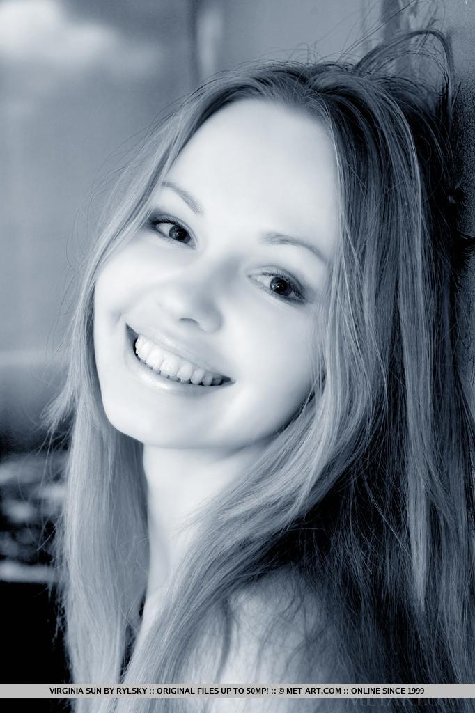 Virginia Sun с маленькими сиськами светит бритой пилоткой в разных местах 18 фотография Virginia Sun с маленькими сиськами светит бритой пилоткой в разных местах 18 фотография