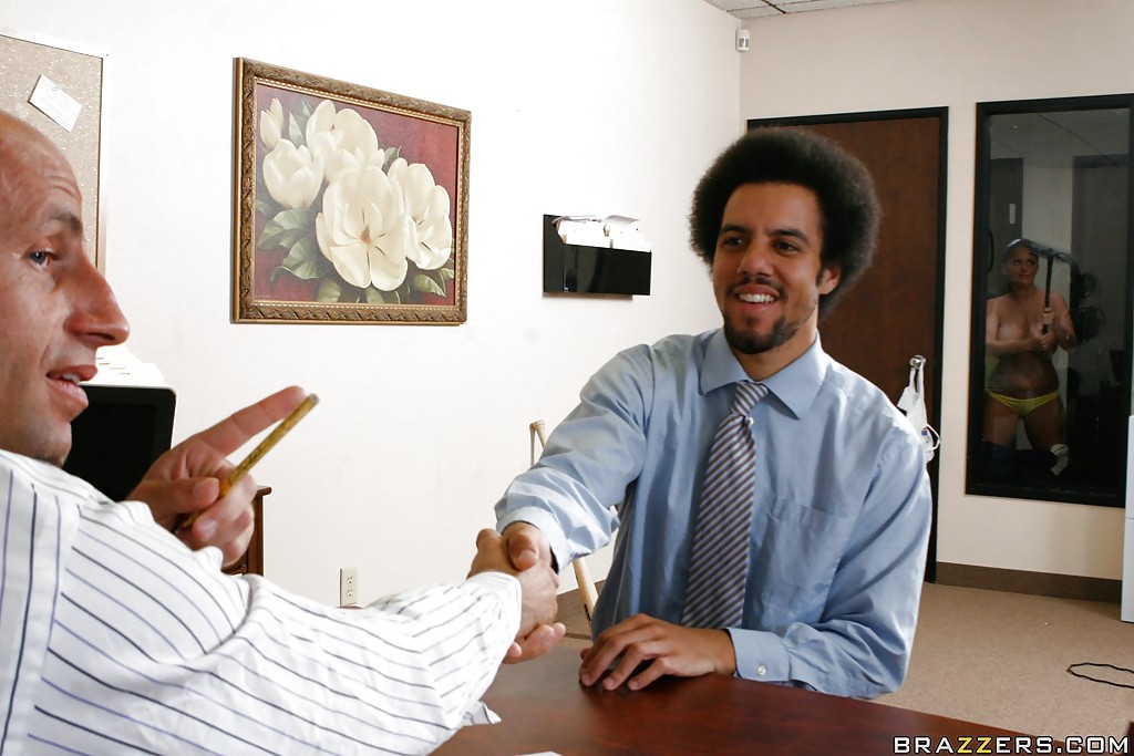 Лысый тип отодрал грудастую мамку на рабочем столе 3 фотография Лысый тип отодрал грудастую мамку на рабочем столе 3 фотография