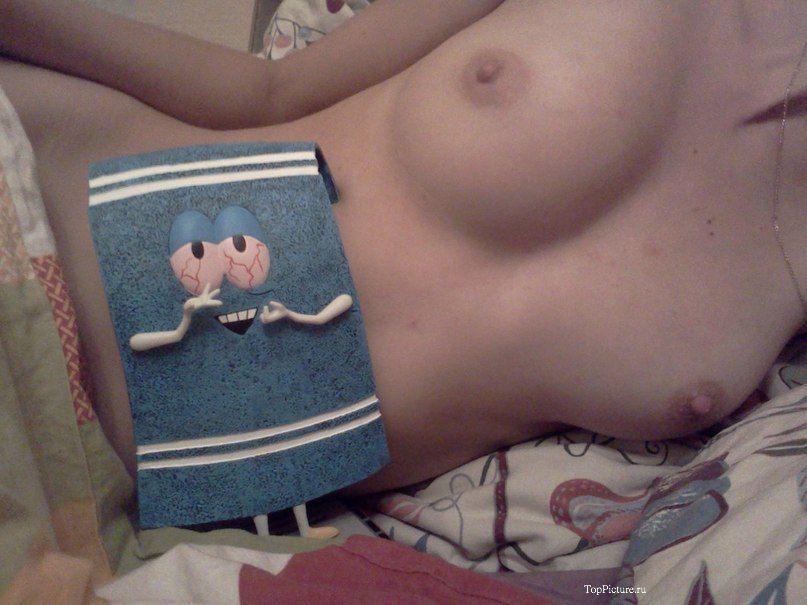 Стройные тёлки показывают бритые пилотки и титьки 4 фотография Стройные тёлки показывают бритые пилотки и титьки 4 фотография